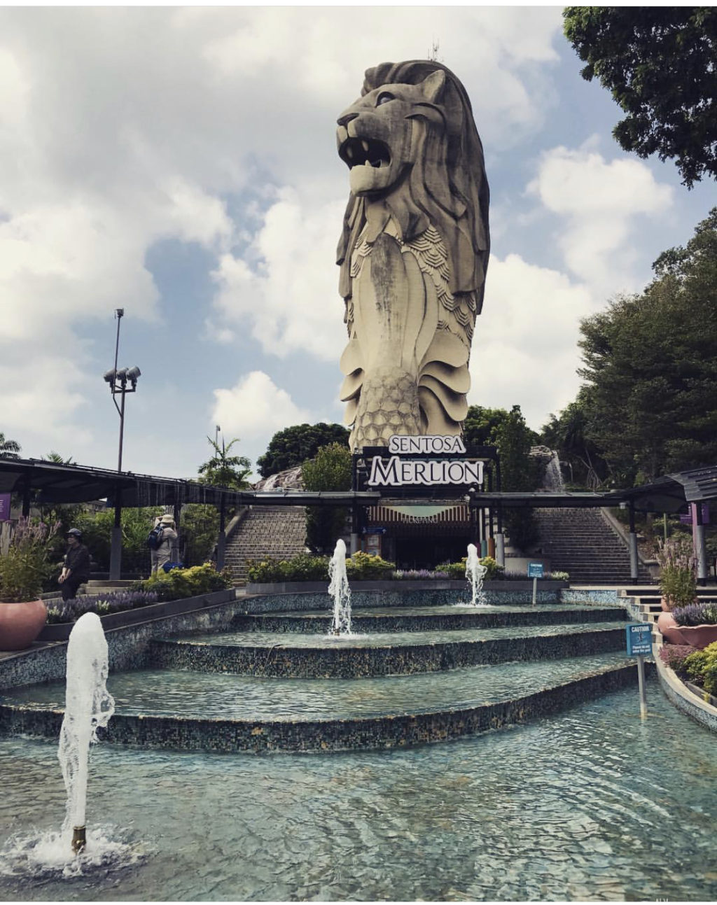 新加坡圣淘沙岛，魏然耸立的鱼尾狮塑像近日开始拆除_狮子